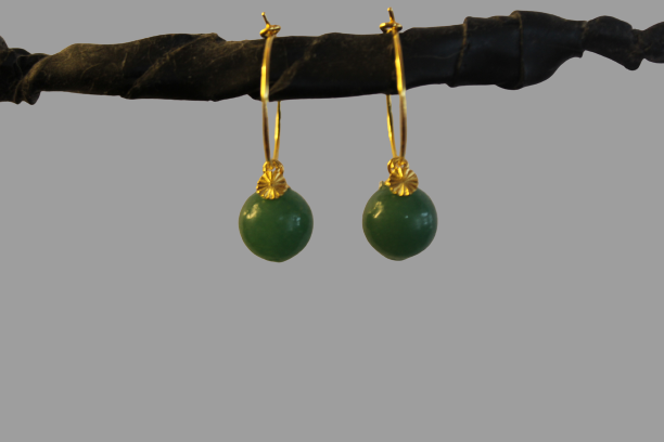 Øreringe i forgyldt sølv med grøn jade sten
